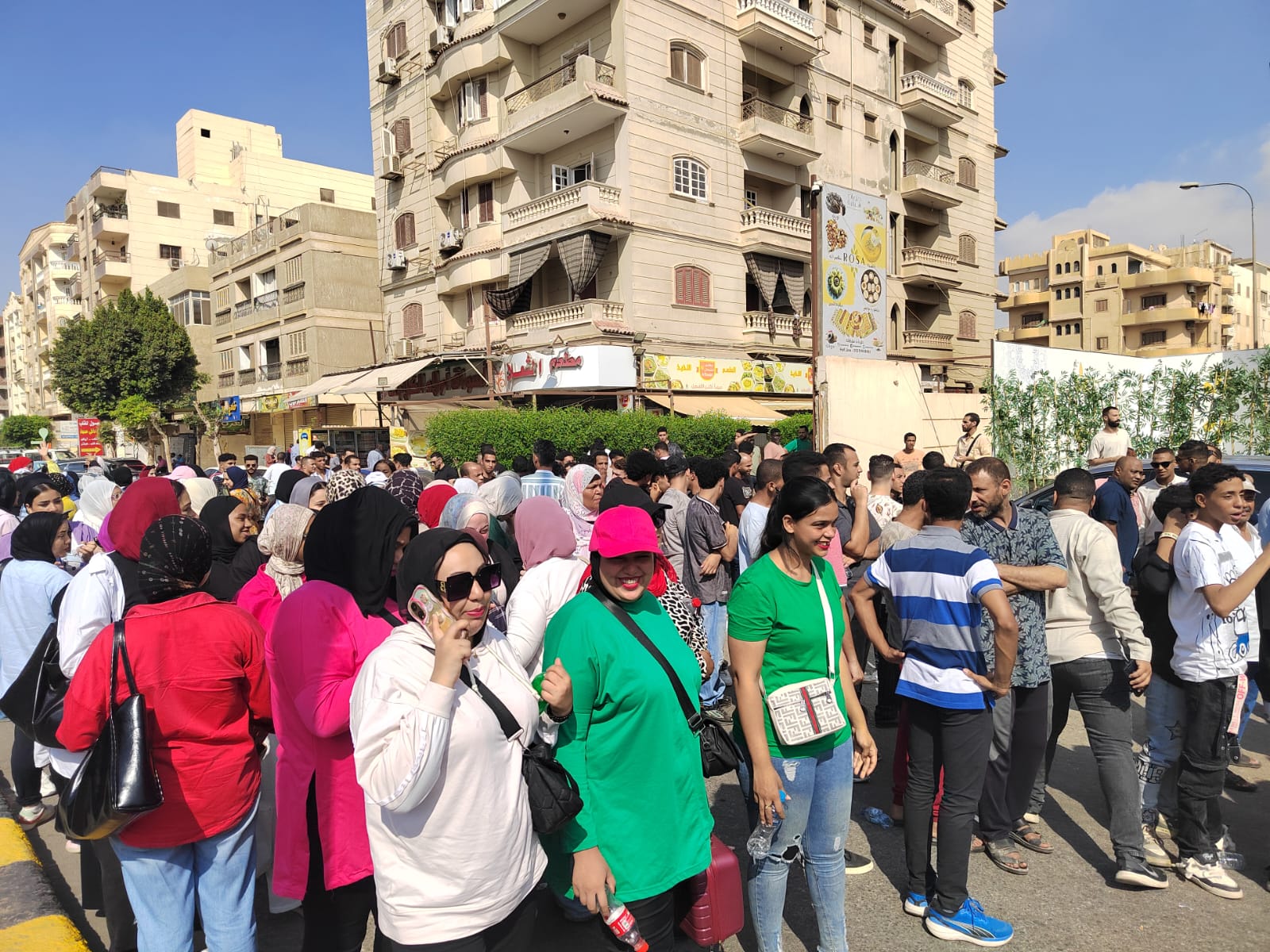 إقبال كبير من الناخبين أمام لجنة مدرسة جيل 2000 بأكتوبر إقبال كبير من الناخبين أمام لجنة مدرسة جيل 2000 بأكتوبر