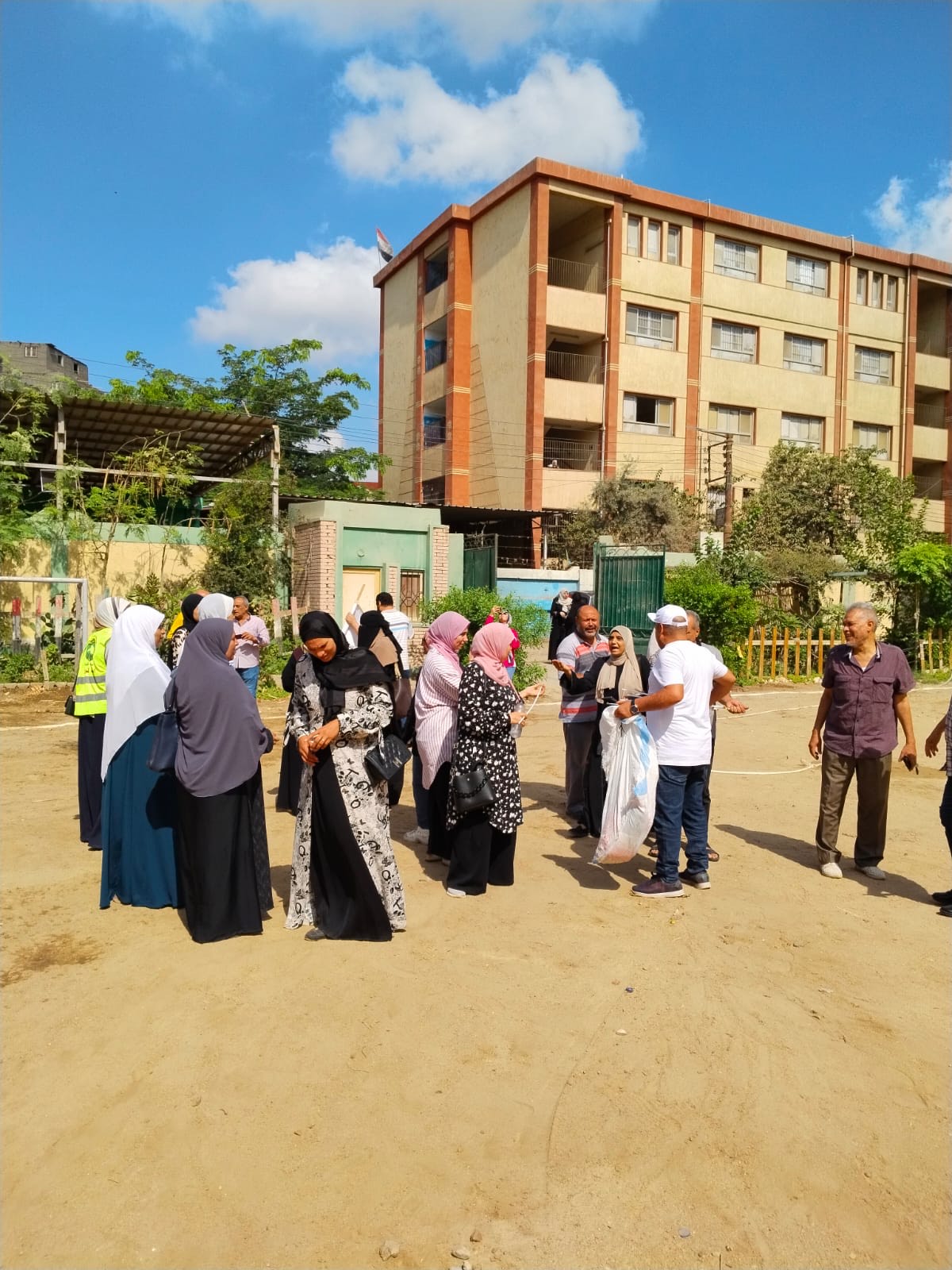 توافد الجمهور للادلاء بأصواتهم (5)