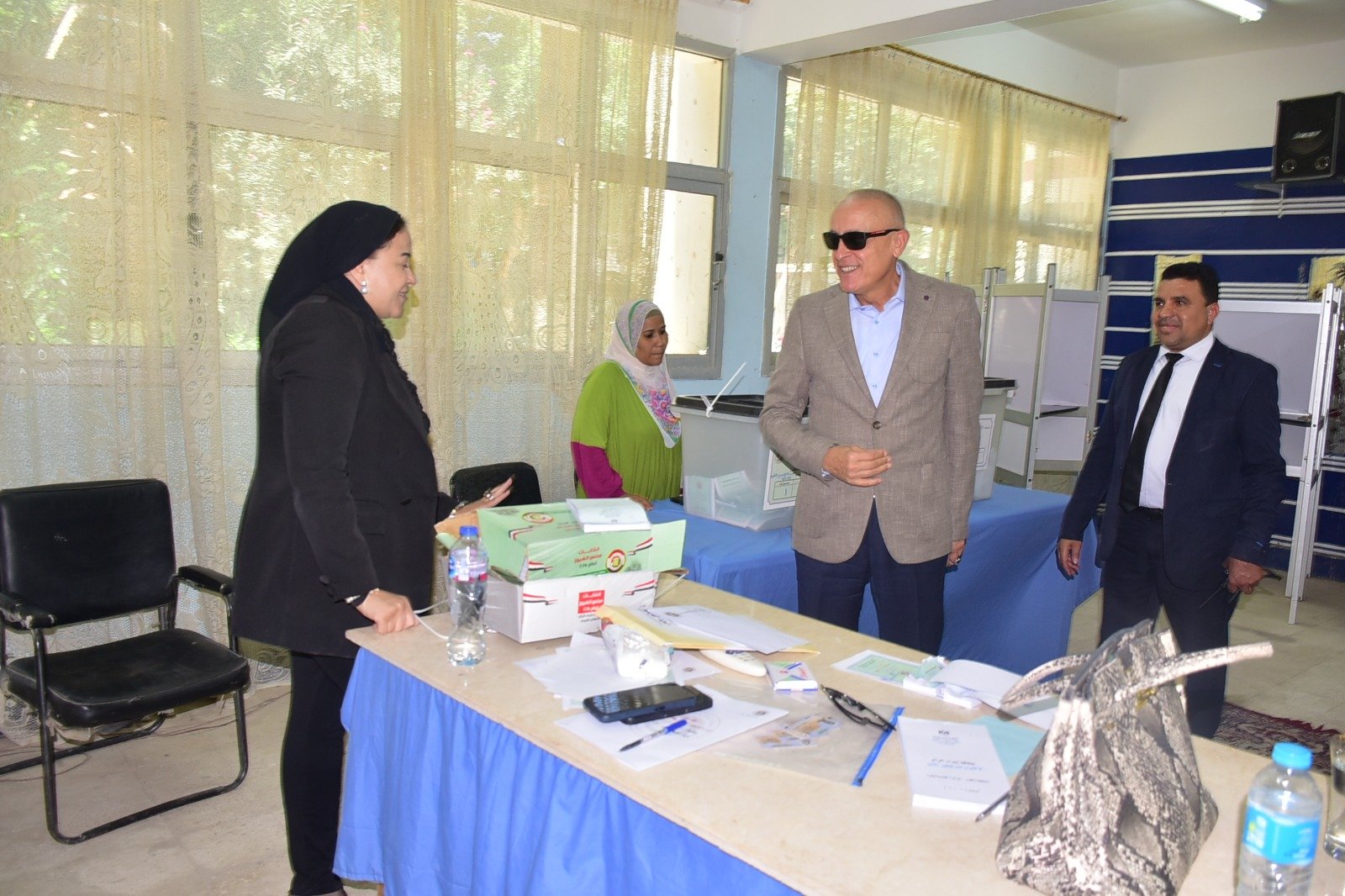 جولة المحافظ على لجان التصويت فى مدينة الطود