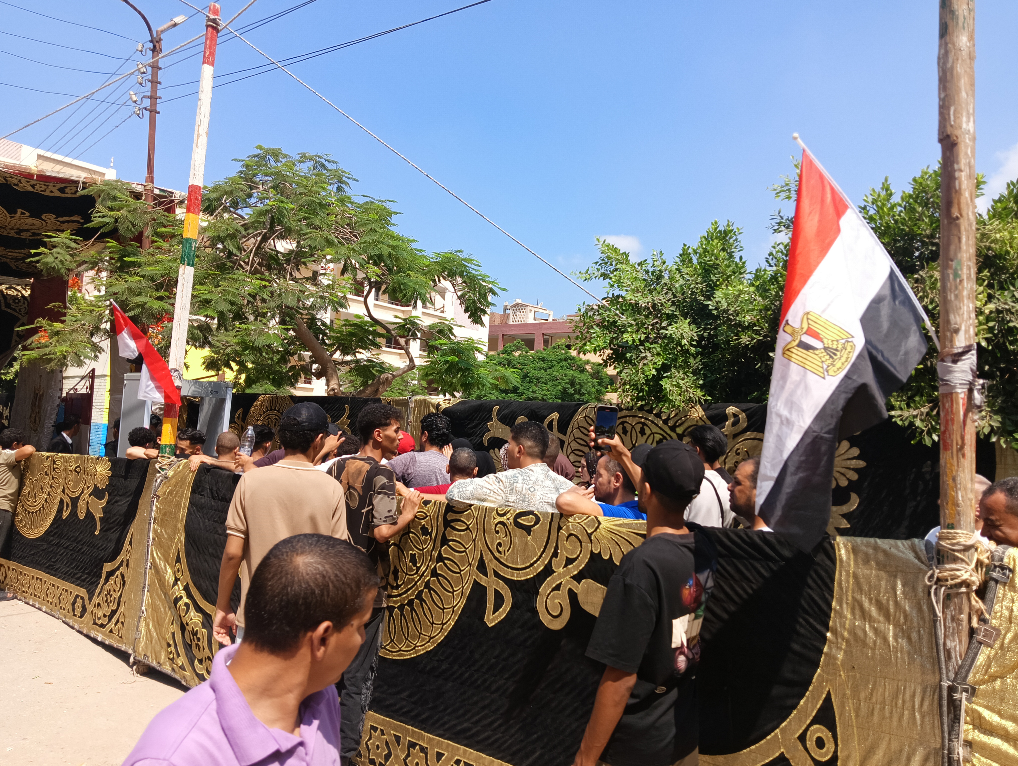 إقبال كبير من الشباب والسيدات على اللجان الانتخابية  (3)