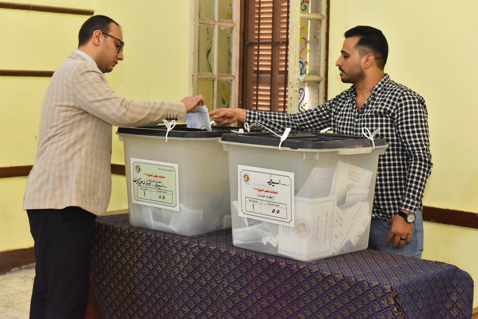 نائب المحافظ يدلى بصوته (3)