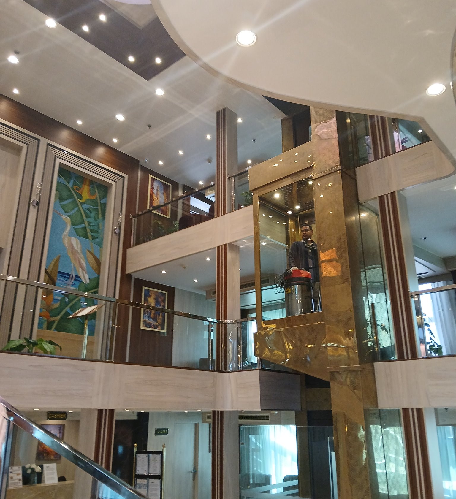 تجهيزات المراكب النيلية لخدمة سياح العالم بين الأقصر وأسوان