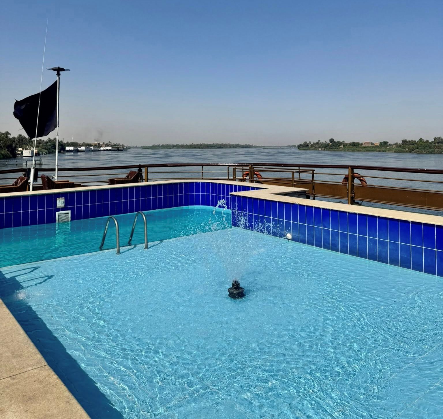 توفير حمامات سباحة فى روف النايل كروز