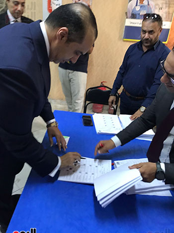 المستشار محمود فوزى داخل اللجنة الانتخابية