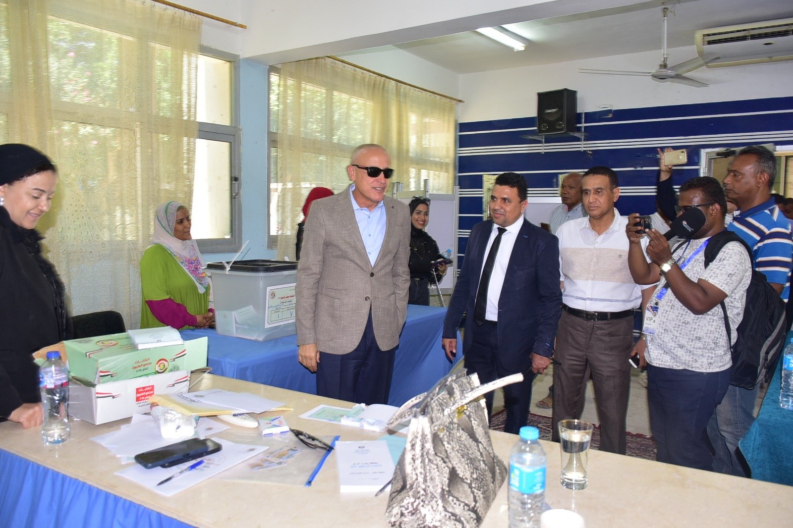 متابعة المحافظ لعمليات التصويت فى لجان الطود