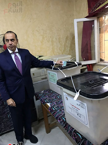المستشار محمود فوزى أيدلى بصوته فى صندوق الاقتراع (4)