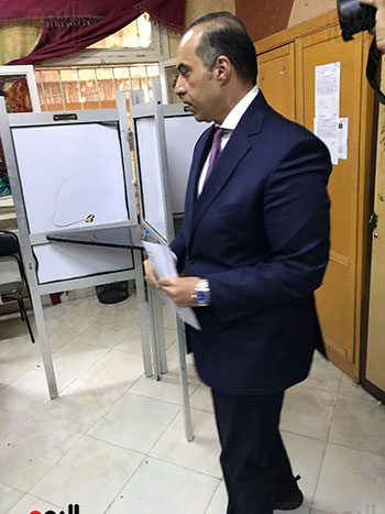 المستشار محمود فوزى فور الانتهاء من عملية التصويت