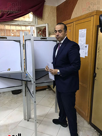 المستشار محمود فوزى أيدلى بصوته فى صندوق الاقتراع (1)