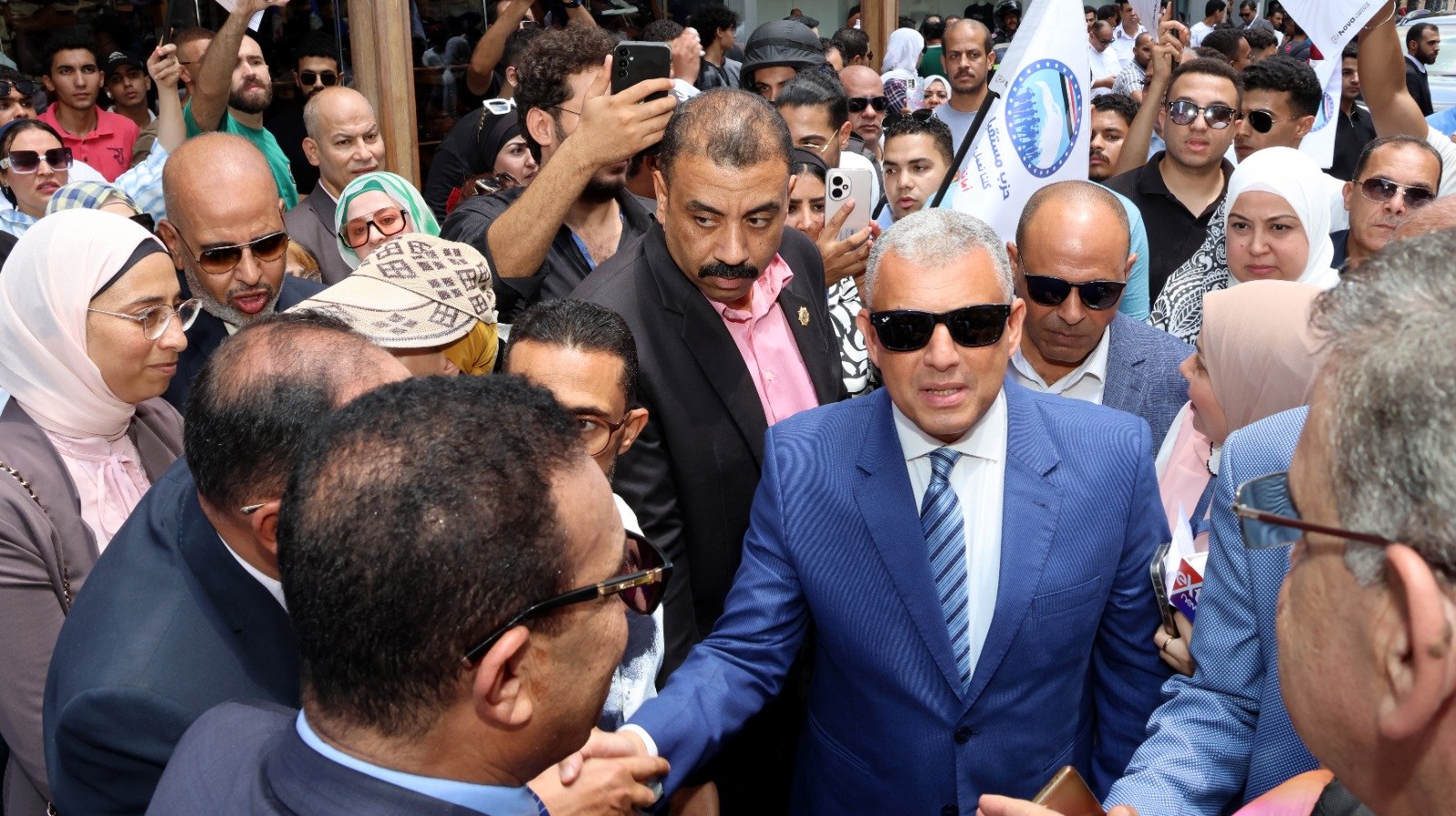 محافظ الإسماعيلية يتفقد الانتخابات (1)