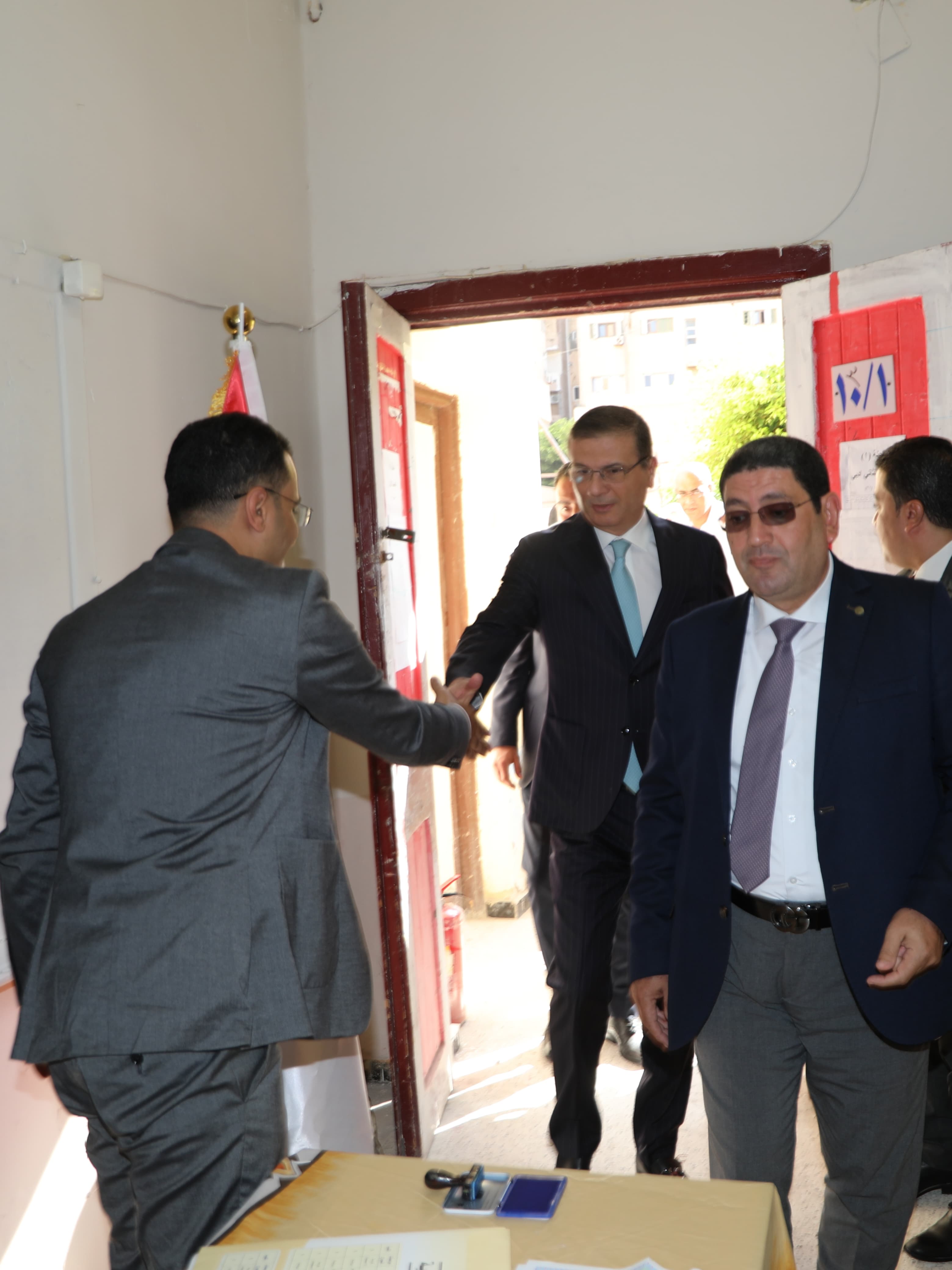 وزير الزراعة يدلي بصوته في انتخابات مجلس الشيوخ بالإسكندرية (3)