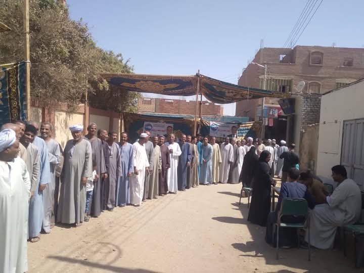 أطول طابور ناخبين للشيوخ بالجلابية الصعيدى فى أسوان