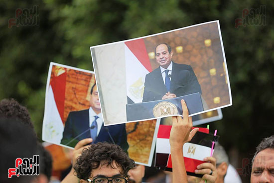 الناخبين يحملون صور الرئيس