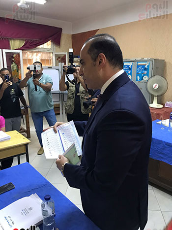 المستشار محمود فوزى داخل اللجنة