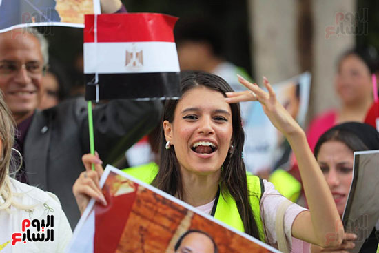 بالزغاريد المواطنين يستقبلون الرئيس السيسى