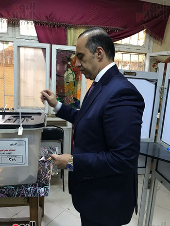 المستشار محمود فوزى أيدلى بصوته فى صندوق الاقتراع (3)