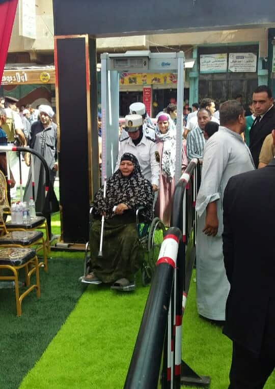 أثناء مساعدة كبار السن لدخول اللجان