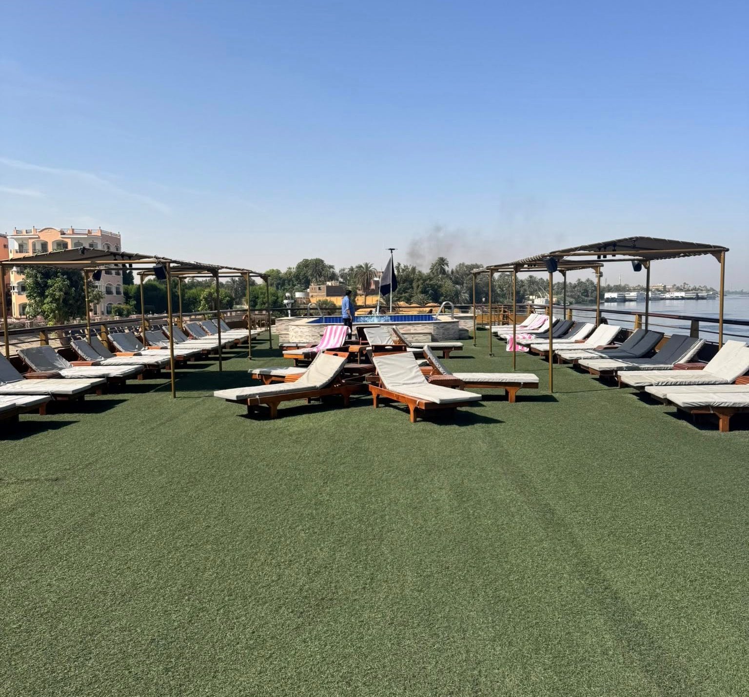 تجهيزات الروف المميزة فى رحلات النايل كروز بالأقصر