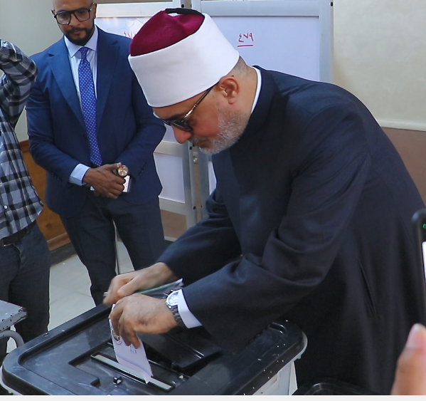 مفتي الجمهورية يضع الورقة الانتابية بالصندوق