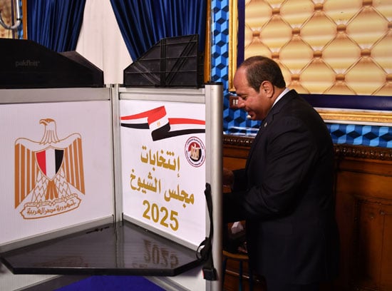 الرئيس عبد الفتاح السيسى يدلى بصوته الرئيس عبد الفتاح السيسى يدلى بصوته