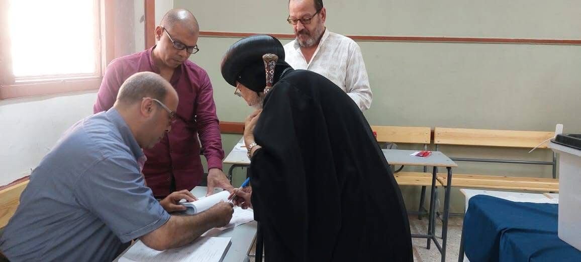 مطران شبرا الخيمة وتوابعها يدلي بصوته في الانتخابات