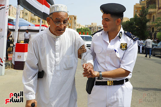 مسن بعكاز يدلى بصوته مسن بعكاز يدلى بصوته
