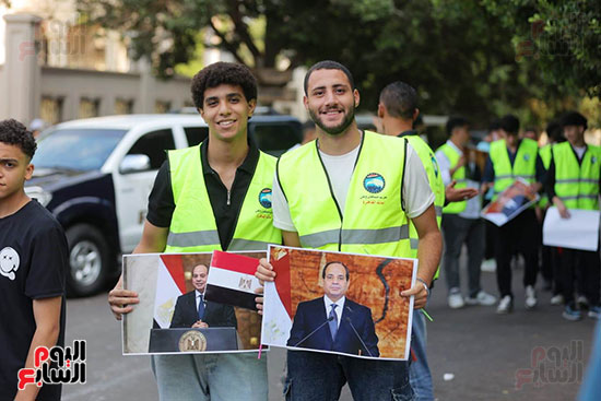 بالصور والهتافات مواطنون يستقبلون الرئيس السيسى