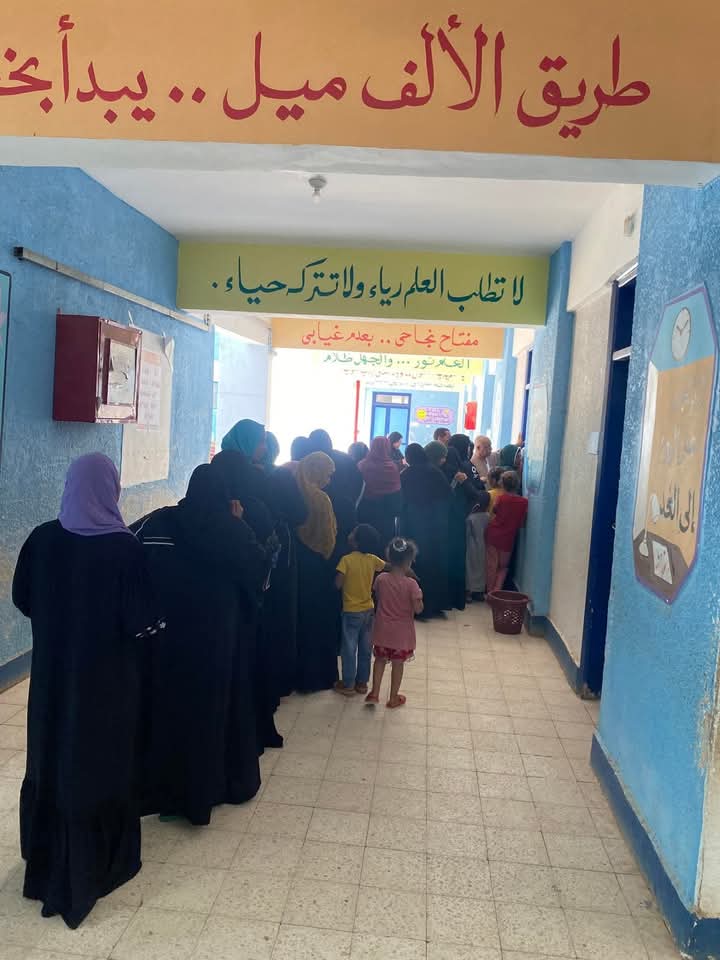 اقبال متزايد داخل مركز الاقتراع