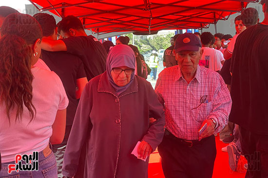 المسن يصطحب زوجته المسن يصطحب زوجته