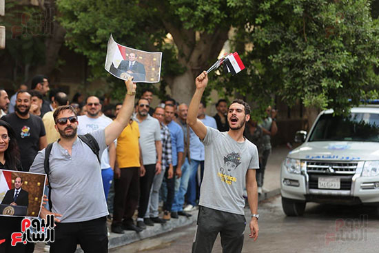 رفع صور الرئيس امام اللجان رفع صور الرئيس امام اللجان