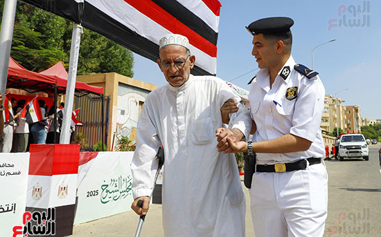 الداخليه تساعد المسنين الداخليه تساعد المسنين
