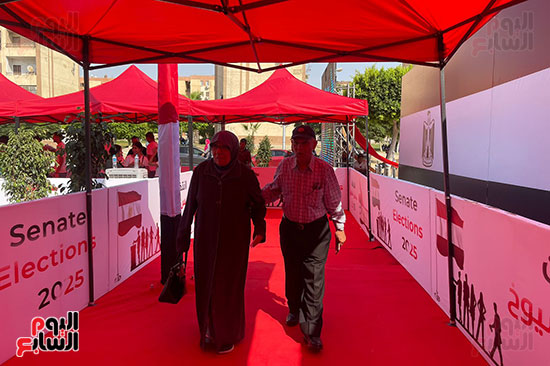 جانب من اصطحاب المسن لزوجته جانب من اصطحاب المسن لزوجته