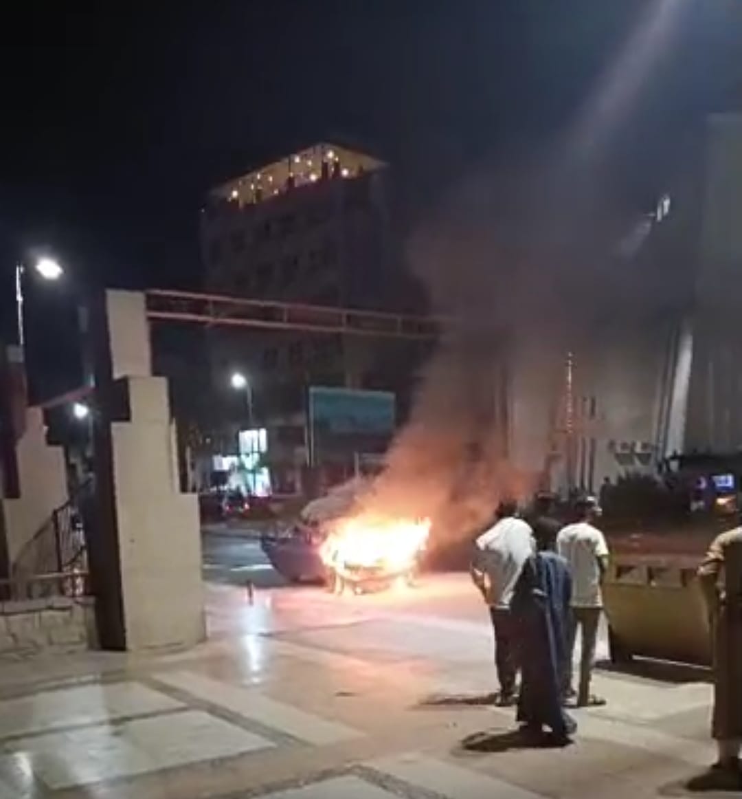 اشتعال النيران في سيارة ملاكي بطريق كورنيش النيل بمدينة أسوان (2)