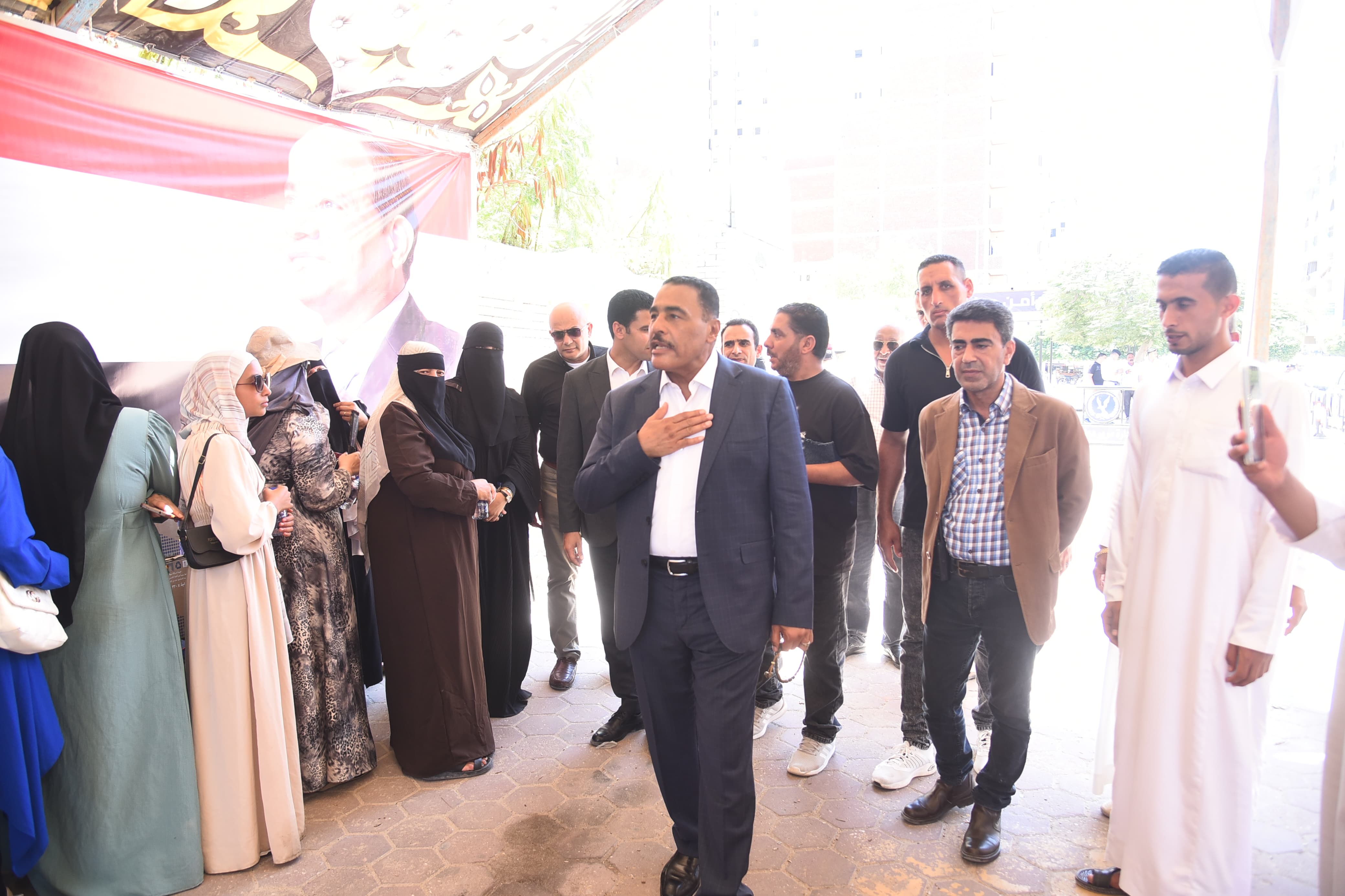 محافظ مطروح يحيي الناخبين امام احدى اللجان