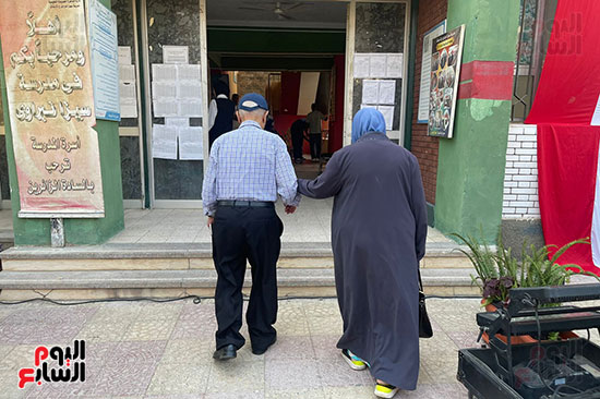 المسن يصطحب زوجته فى التجمع الخامس المسن يصطحب زوجته فى التجمع الخامس