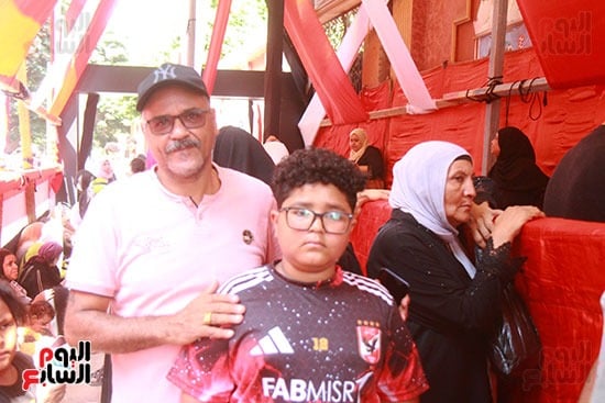 الاطفال بصحبة أهاليهم