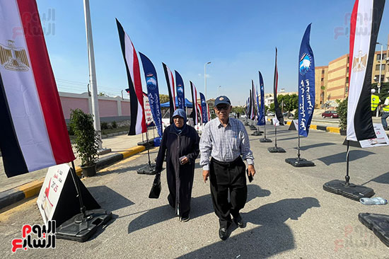 مسن وزوجته فى التجمع الخامس مسن وزوجته فى التجمع الخامس