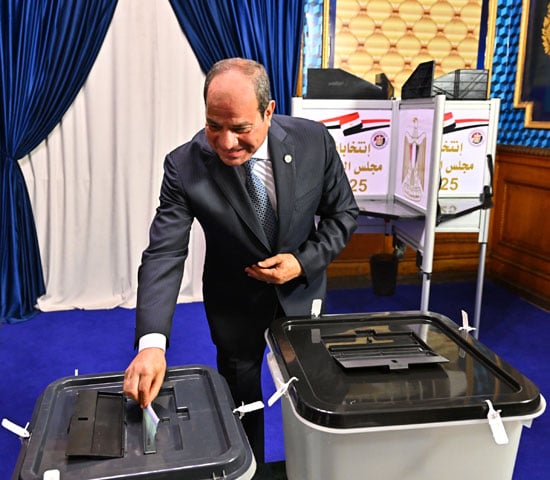 الرئيس عبد الفتاح السيسى يدلى بصوته فى انتخابات الشيوخ الرئيس عبد الفتاح السيسى يدلى بصوته فى انتخابات الشيوخ