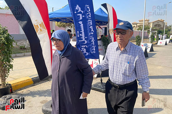 المسن مع زوجته المسن مع زوجته