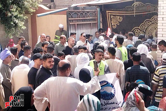 إقبال كثيف من الناخبين بقرية الشيخ زياد في المنيا للتصويت بانتخابات الشيوخ (1)