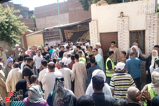 إقبال كثيف من الناخبين بقرية الشيخ زياد في المنيا للتصويت بانتخابات الشيوخ (3)