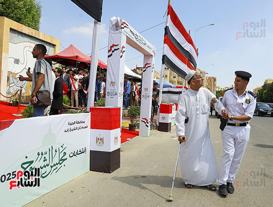 كبار السن يتقدمون الطوابير فى انتخابات مجلس الشيوخ كبار السن يتقدمون الطوابير فى انتخابات مجلس الشيوخ