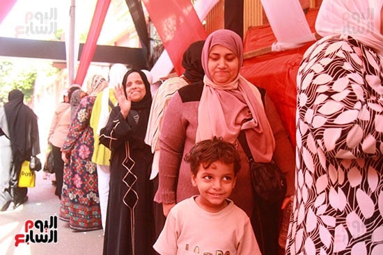 تواجد الأطفال أمام لجان التصويت