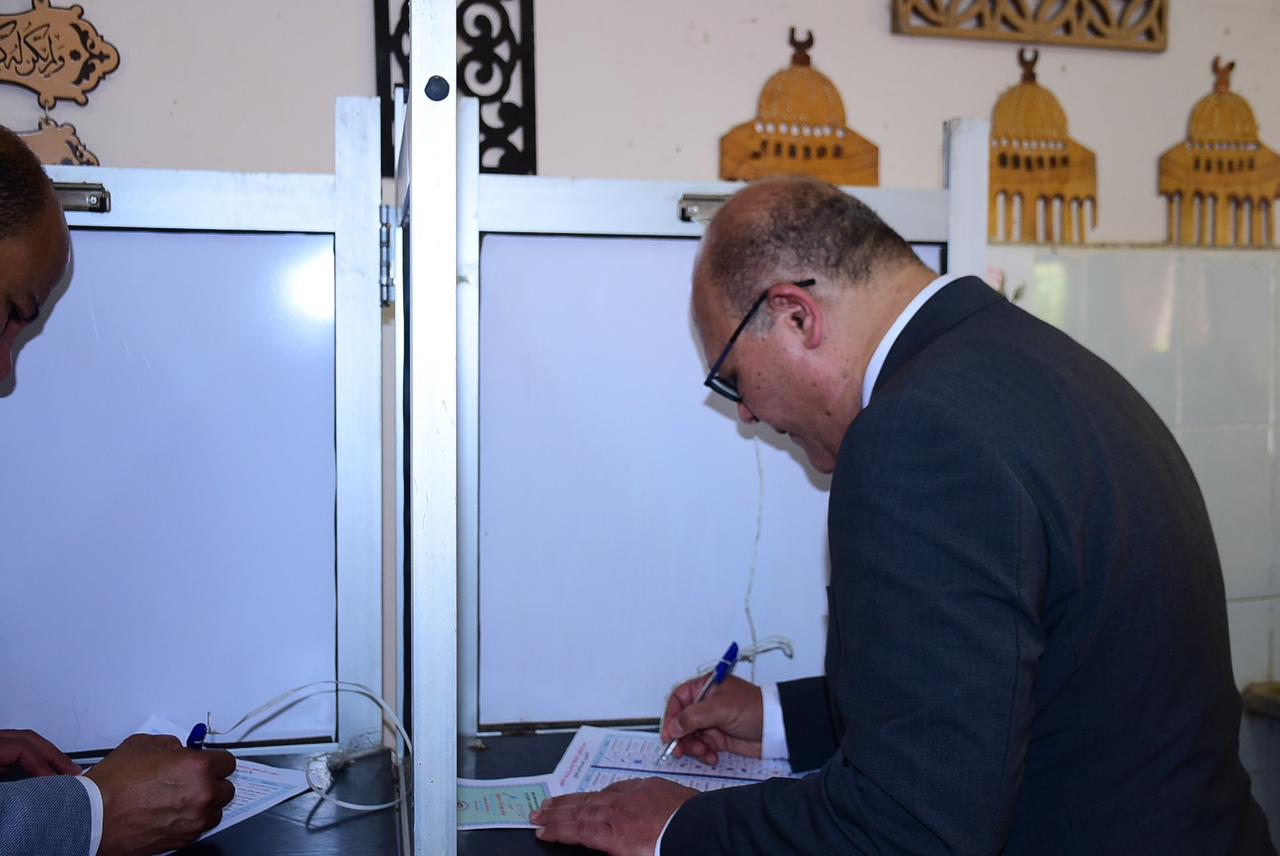 رئيس الجامعة خلف الستارة 