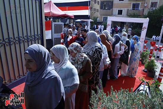 حضور ملحوظ للسيدات فى أولى ساعات انتخابات مجلس الشيوخ 2025 بالشيخ زايد