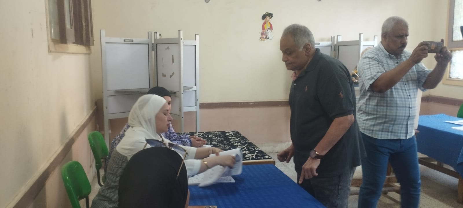 توافد المواطنين على 476 لجنة بالمنيا للإدلاء بأصواتهم فى انتخابات مجلس الشيوخ (1)