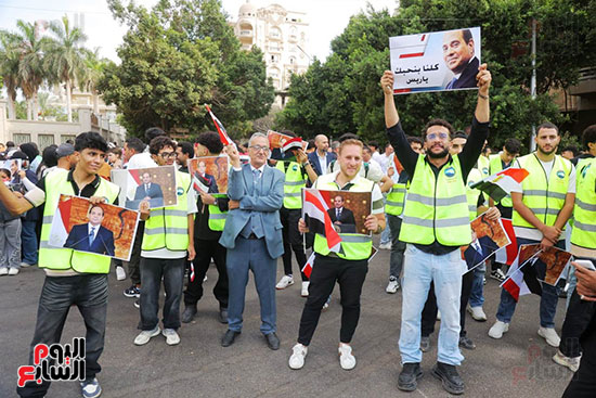 حشود الناخبين بصور الرئيس (2)