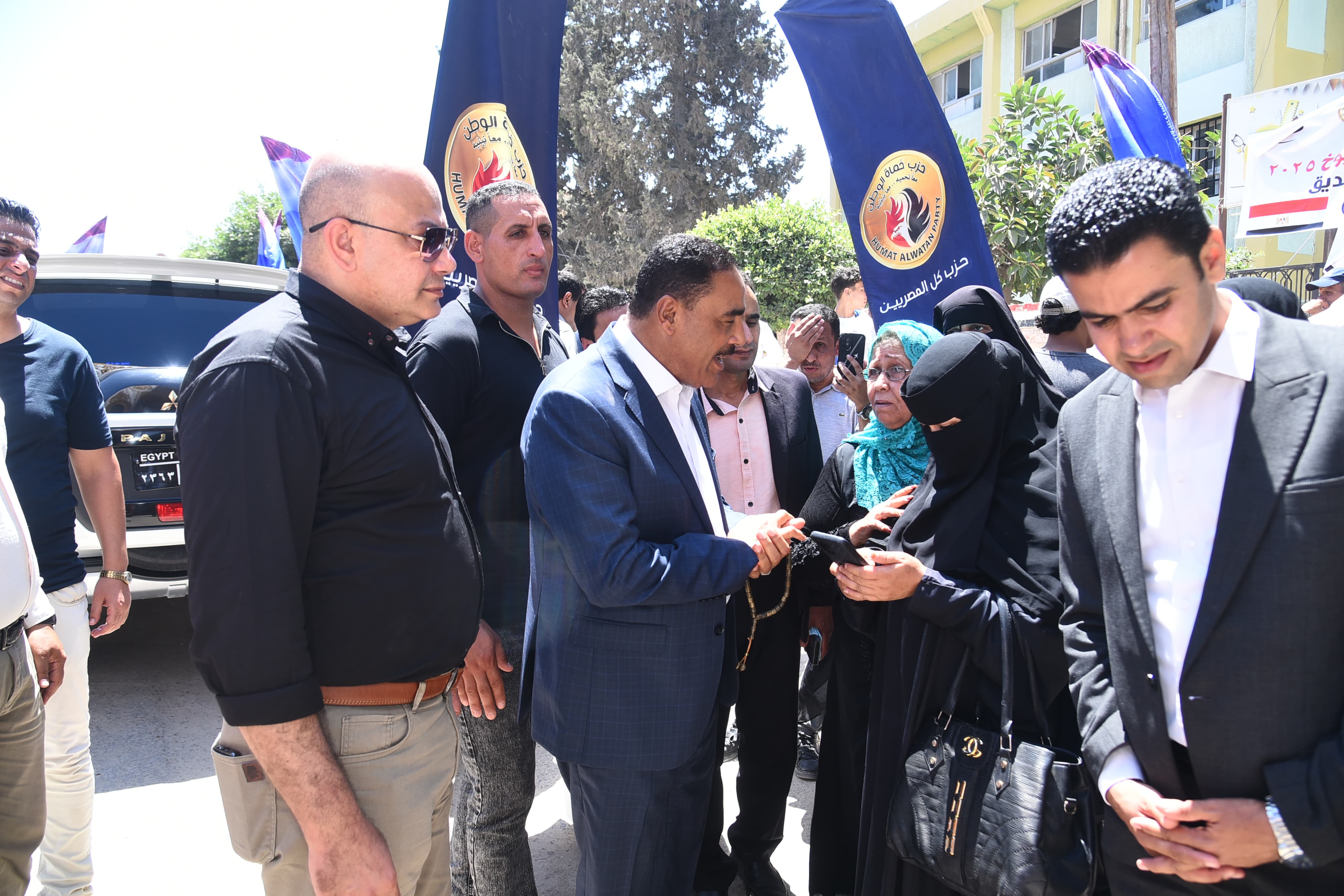 محافظ مطروح ونائبه مع الناخبين