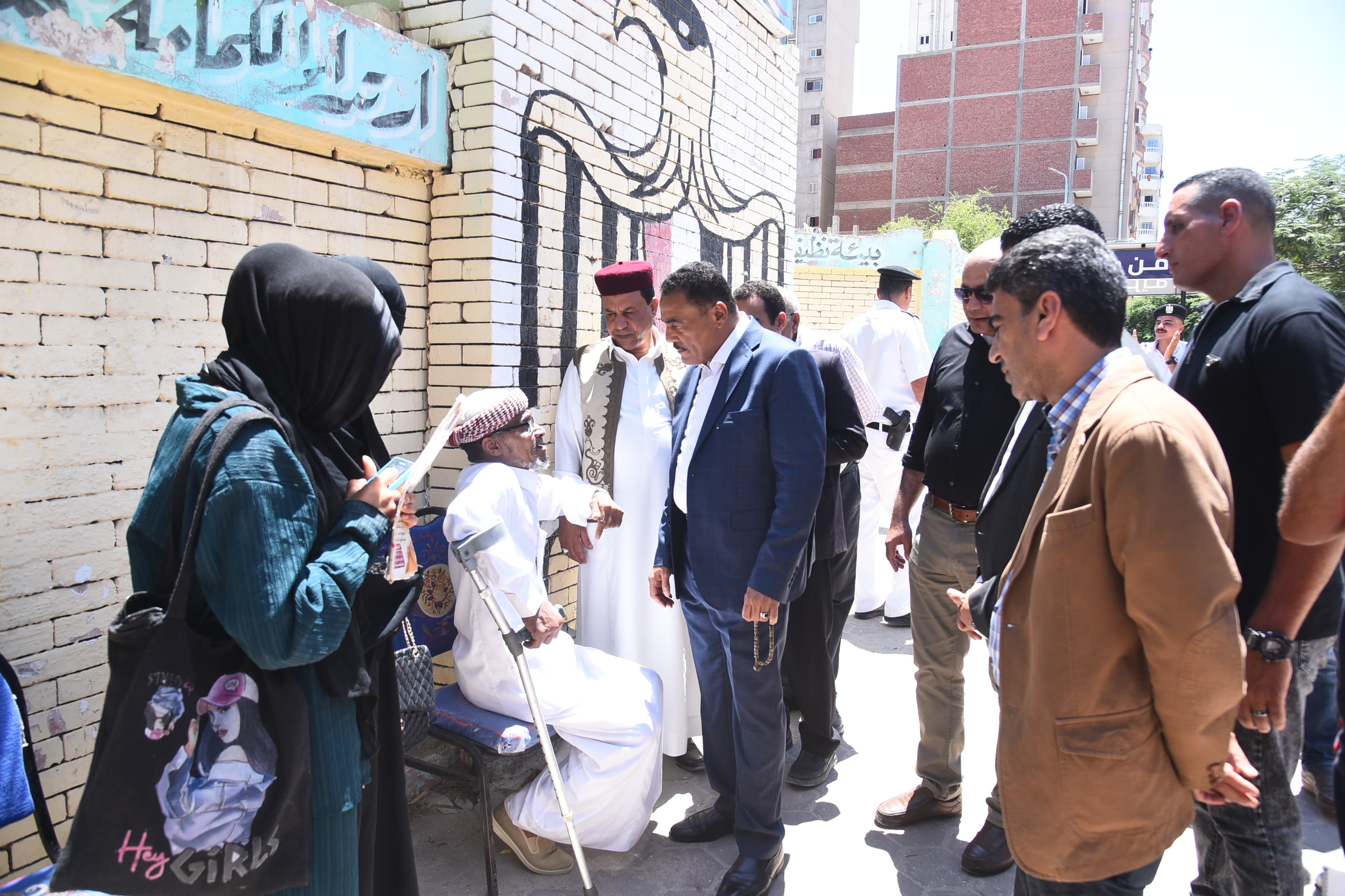 محافظ مطروح يستمع لناخب من ذوي الهمم امام احدى اللجان