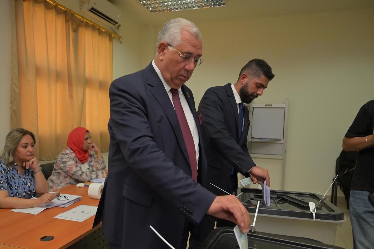 قيادات حزب الجبهة الوطنية يدلون بأصواتهم في انتخابات مجلس الشيوخ (7)