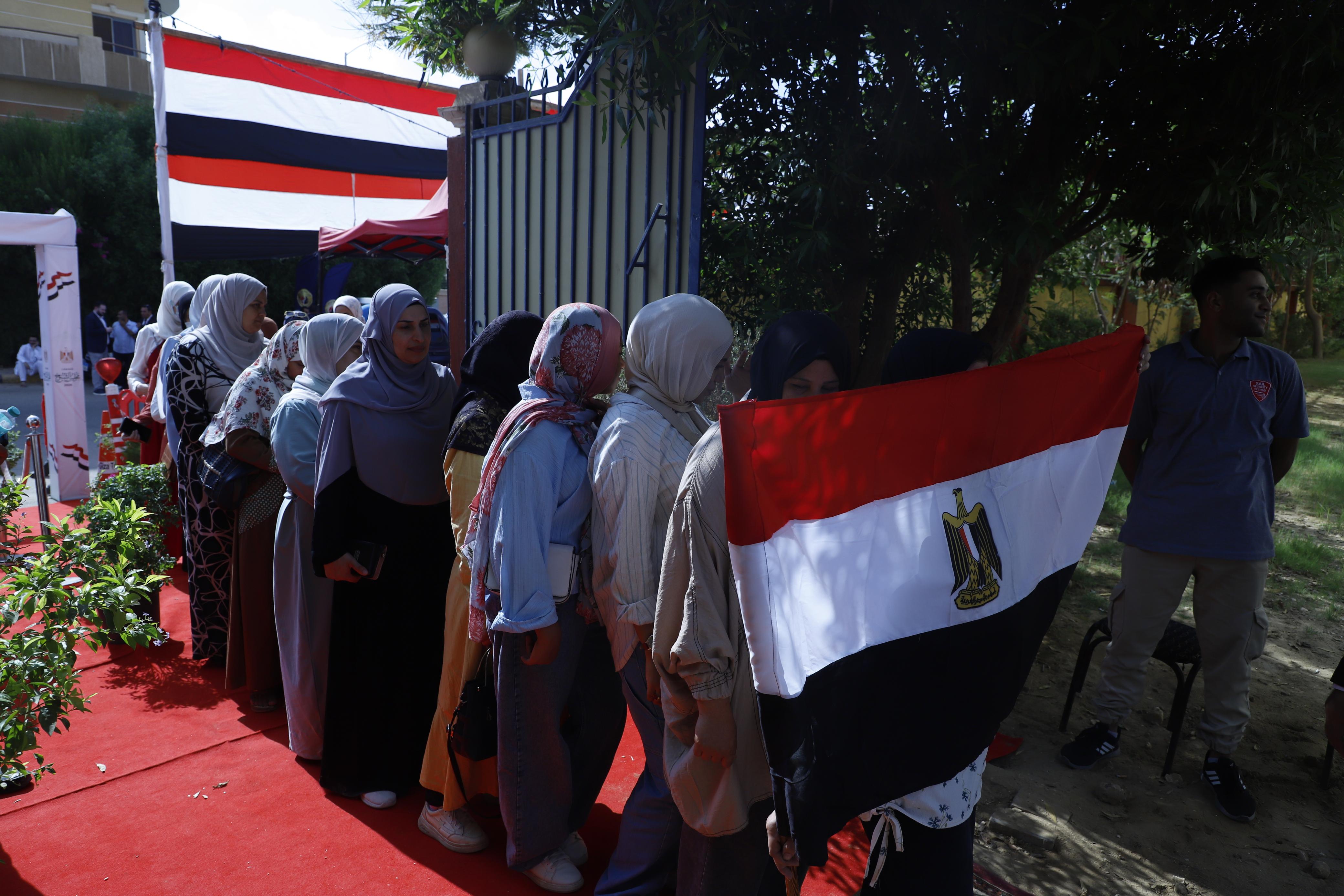 السيدات فى صدارة المصوتين